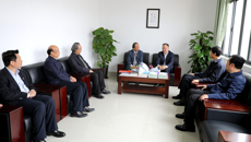 自治区人民政府副主席黄俊华看望慰问邓家刚教授