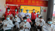 附属国际壮医医院医务社工部开展“安康庆重阳 温暖送病房”主题小组活动