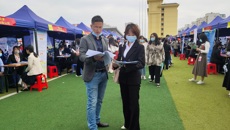 药学院教师深入双选会现场指导毕业生就业