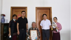 雷同康教授向药学院捐献书本400余册