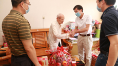 制药厂领导慰问百岁职工