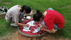 井盖挥豪传情 致敬白衣天使 Beat365举办首届校园井盖涂鸦大赛