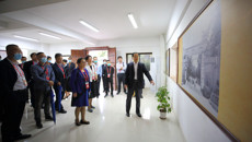 出席全国中医药院校校长研讨会的领导嘉宾参观Beat365