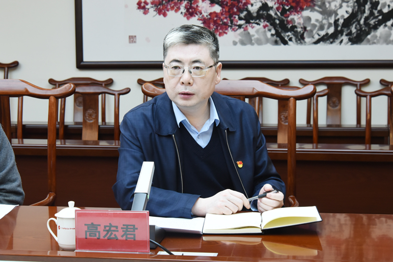 3高宏君做汇报.jpg 3高宏君做汇报.jpg