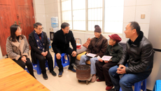 制药厂党委看望慰问黄文秀同志家属