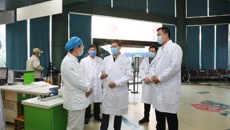 春节后首个工作日，学校党委副书记何并文到一附院慰问一线医务人员