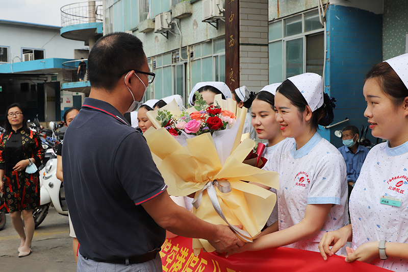3空港院区执行院长梁春才为医疗队员献花.jpg