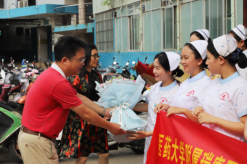 2空港院区党总支书记林宗汉为医疗队员献花.jpg