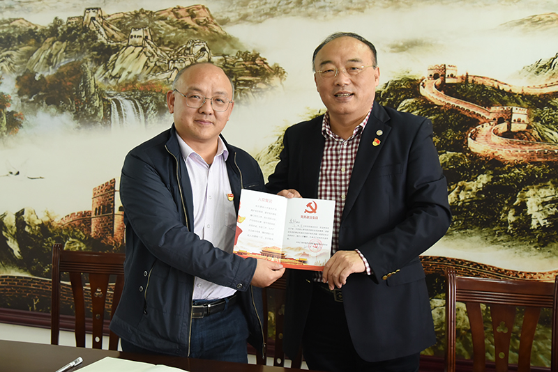 3为支部党员过政治生日.jpg 3为支部党员过政治生日.jpg