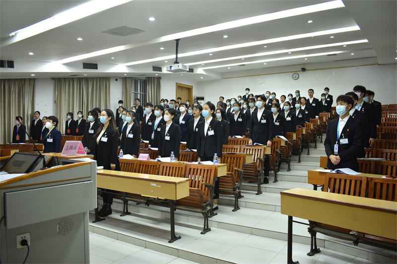 与会人员齐唱《中华人民共和国国歌》.jpg 与会人员齐唱《中华人民共和国国歌》.jpg