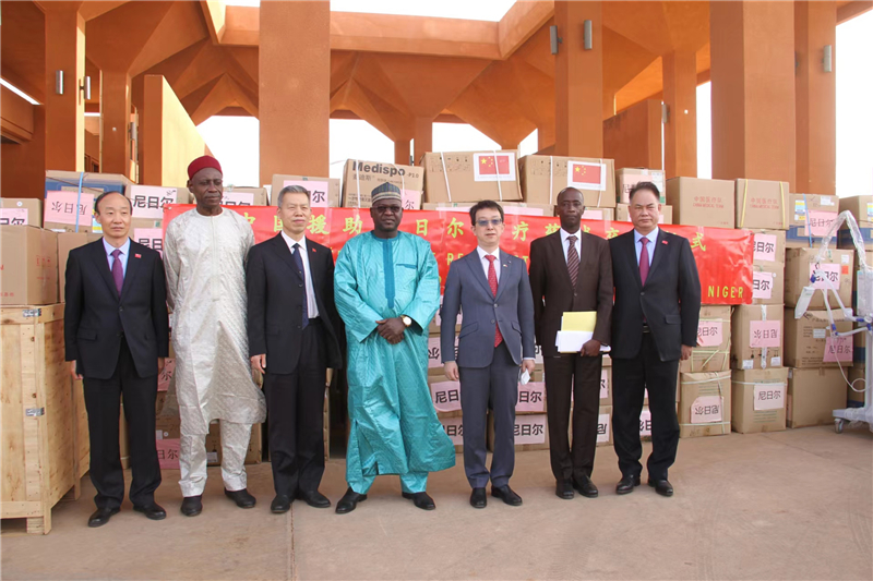 2.与尼日尔卫生部长和中国驻尼日尔大使参加药械捐赠仪式.jpg