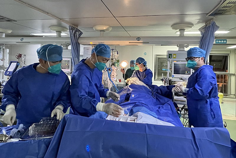 重症二区超负荷运转,前天晚上团队在下班很疲惫状况下紧急集合救治一个呼吸衰竭病人,上ECMO的图片1.jpg 重症二区超负荷运转,前天晚上团队在下班很疲惫状况下紧急集合救治一个呼吸衰竭病人,上ECMO的图片1.jpg