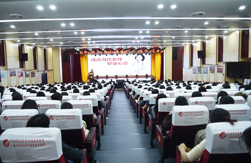 讲座现场.jpg 讲座现场.jpg