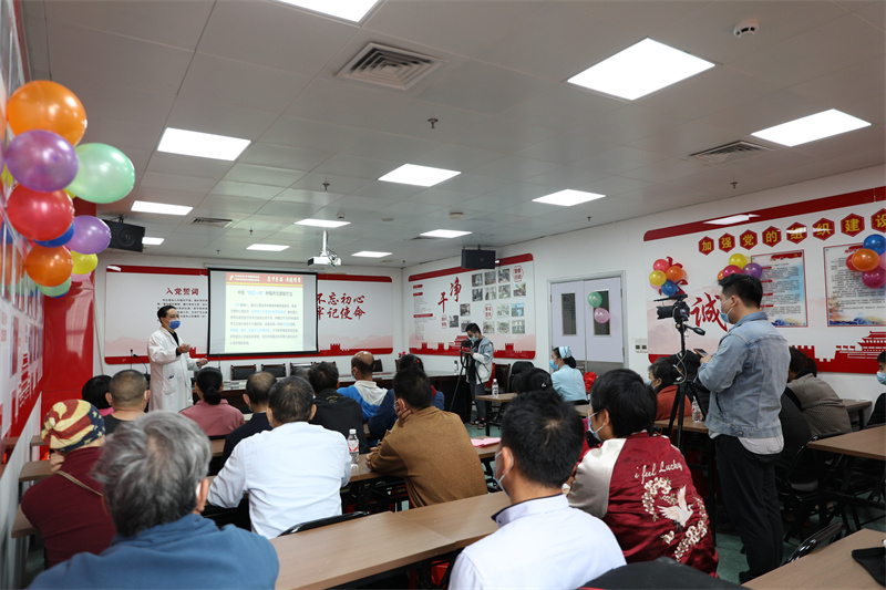 肿瘤科三区白广德主任进行科普讲座 .jpg 肿瘤科三区白广德主任进行科普讲座 .jpg