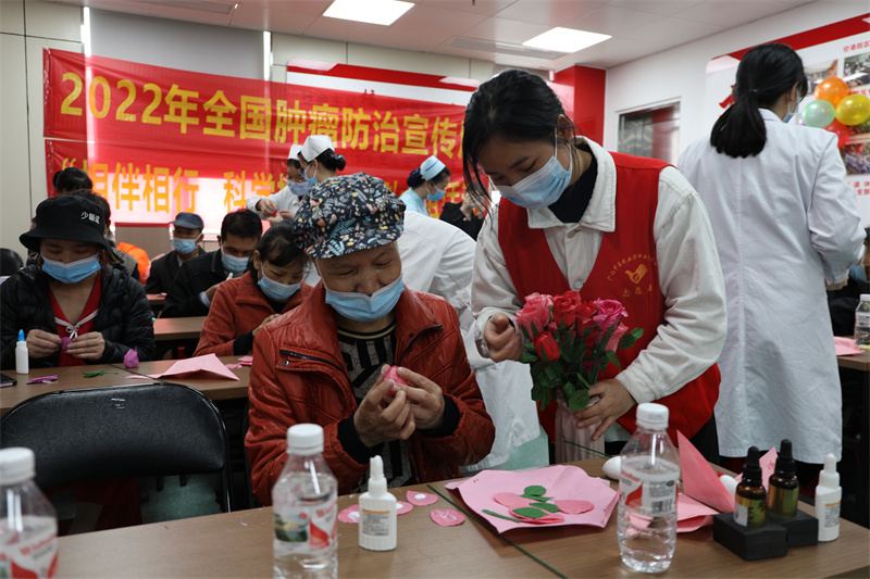 共同制作手工花.jpg 共同制作手工花.jpg