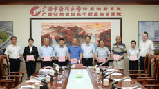 学校党委开展“七一”走访慰问活动