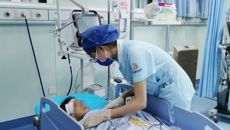 “小朋友别怕，已经到医院了，阿姨会帮助你的。”