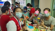 一附院团委、社工部开展“指韵留尖，妙手生花”社工进肿瘤科病房专业小组活动之“玫瑰留香”手工坊