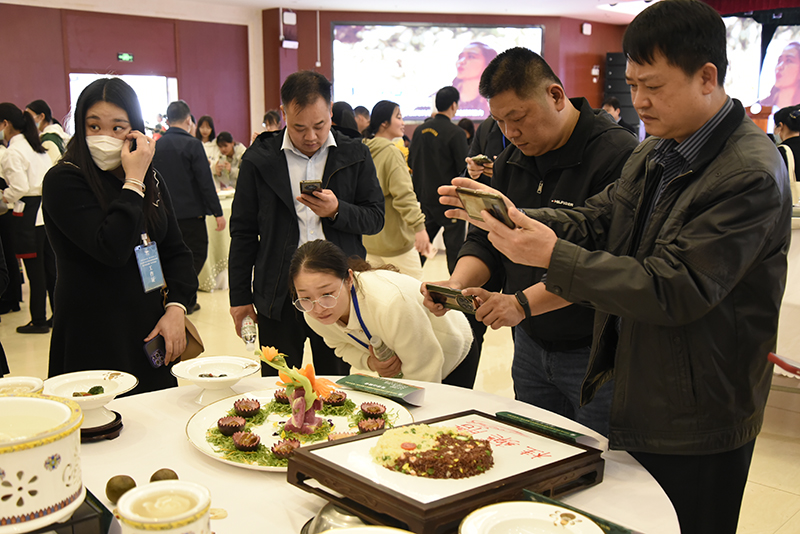 6现场到我院展区参观品鉴.jpg
