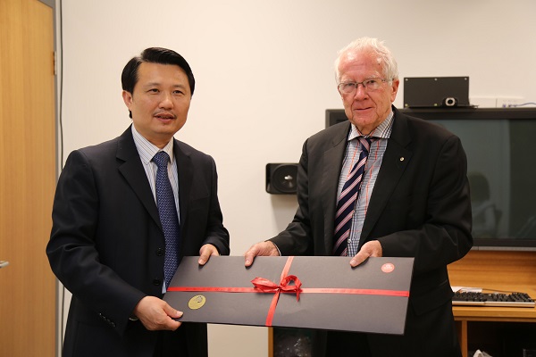 庞副校长向Ronald Quinn AM教授赠送礼物
