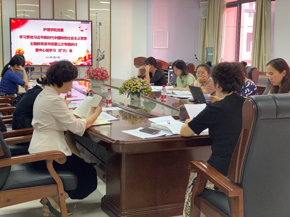 一群人在餐厅用餐

描述已自动生成