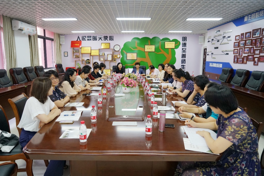 一群人在餐厅用餐

中度可信度描述已自动生成