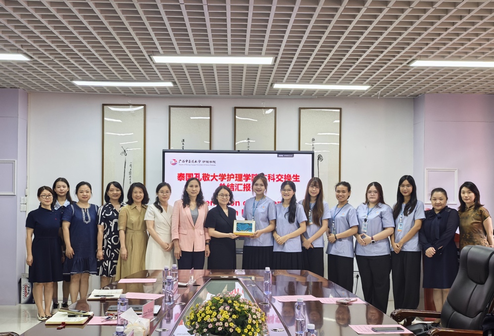 叶勇玲代表学校赠送纪念品