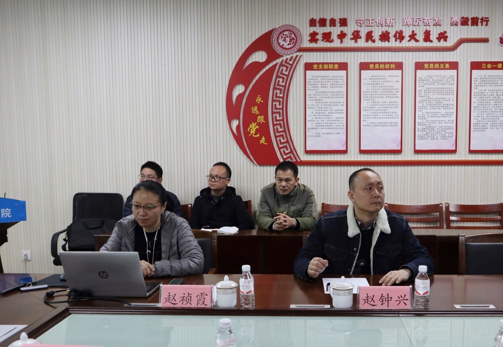 一群人在桌子前
描述已自动生成