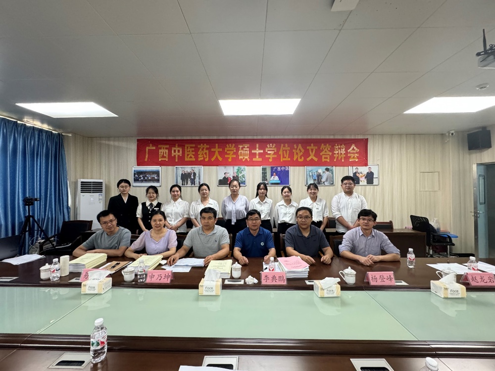 一群人在餐厅里

描述已自动生成