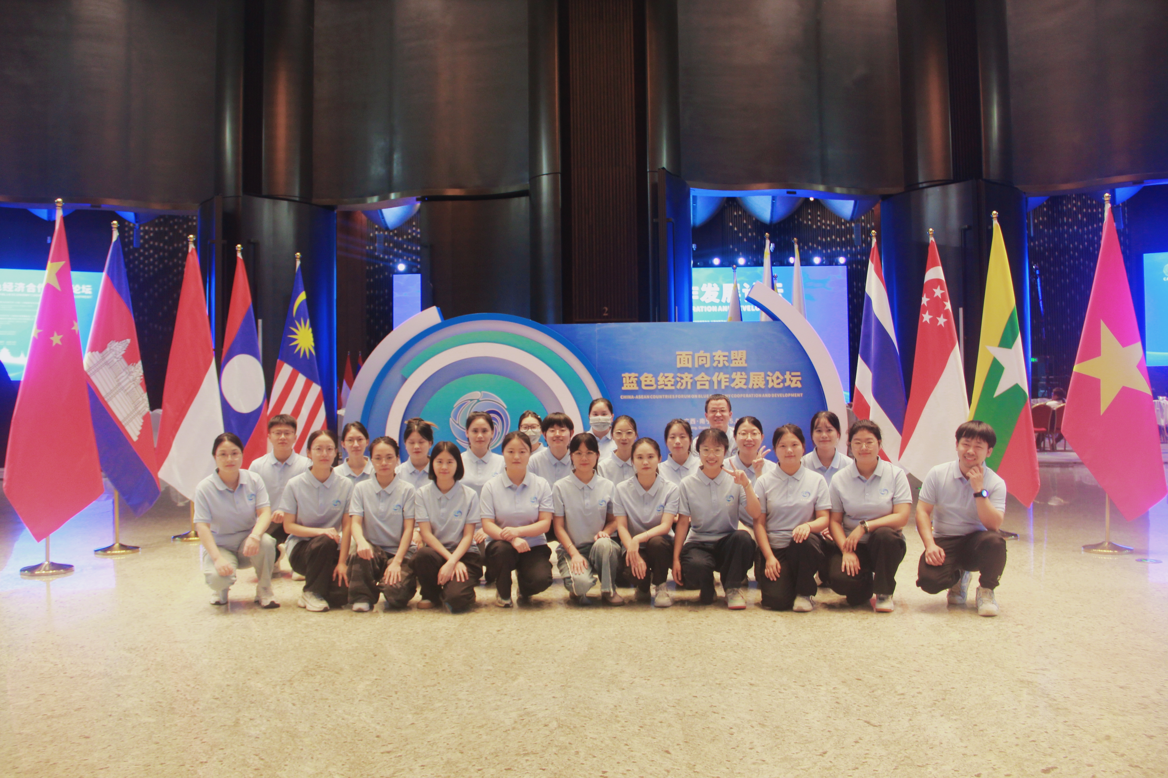 我院参加东盟蓝色经济合作发展论坛的志愿者们合影