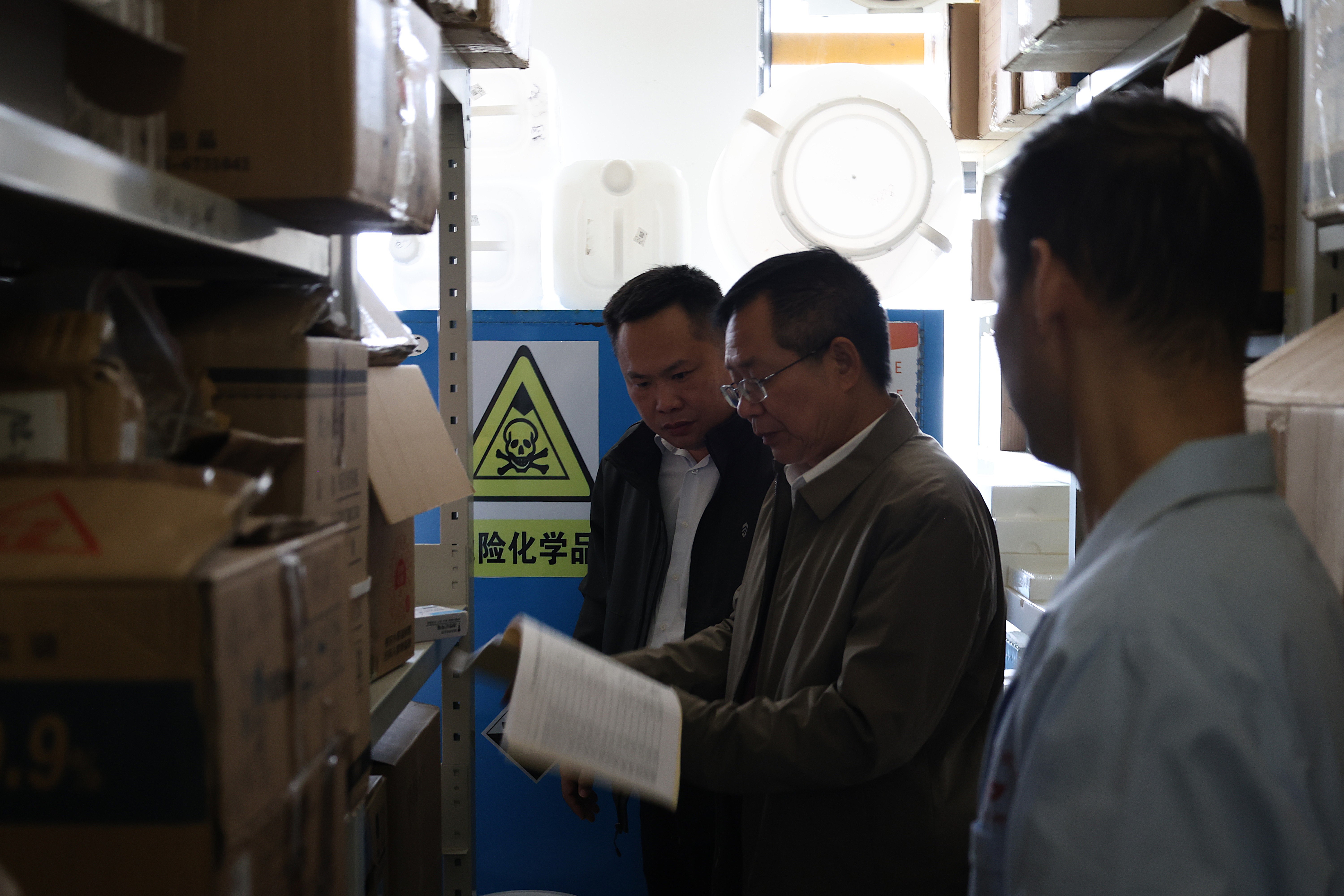 学校党委副书记、校长李雪斌带领检查组在海洋药物研究院实验室检查（二）