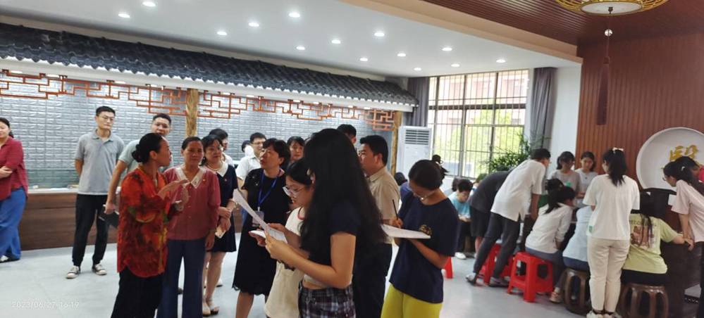 参观学生朗诵亭使用情况