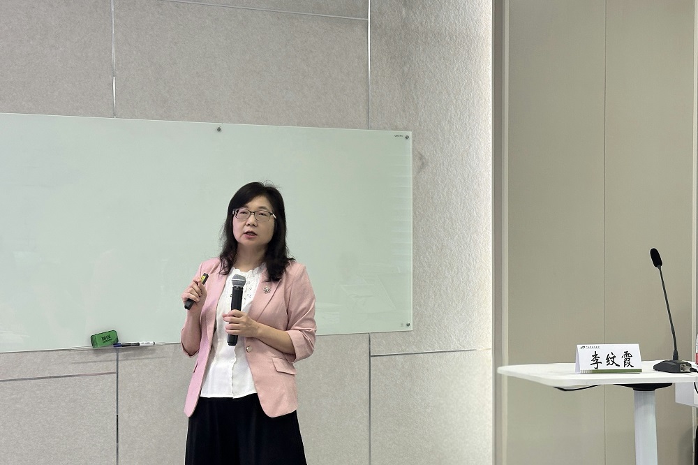 2-李纹霞教授授课中