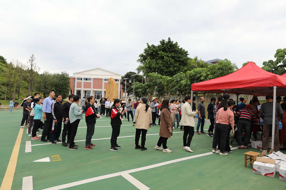 领取奖品。蒋婷婷摄