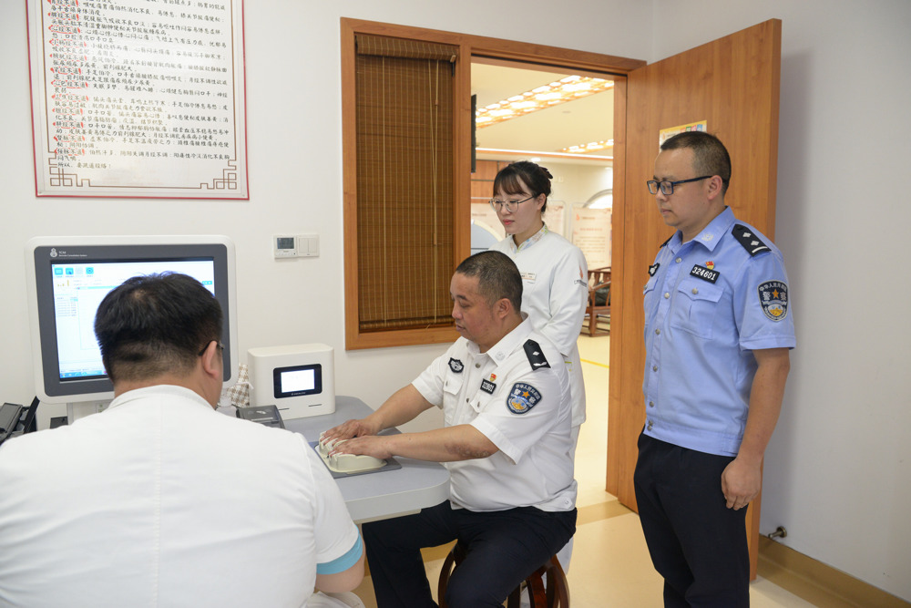 在治未病中心，罗振站长体验中医经络检查