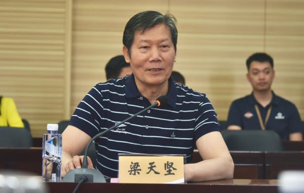 院长梁天坚代表介绍学院概况