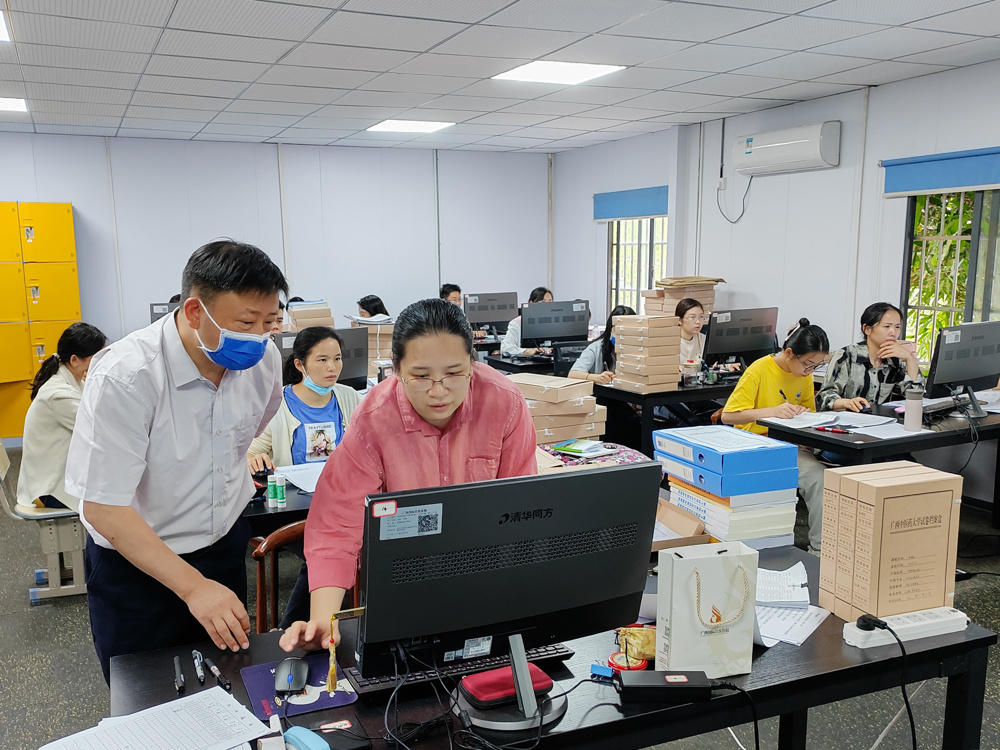 在本科教育教学审核评估办，秦祖杰督察迎评工作准备情况