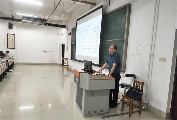 赛院领导相继走进思政课堂上“形势与政策”课