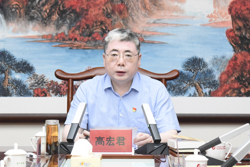 2高宏君书记主持会议并讲话.jpg
