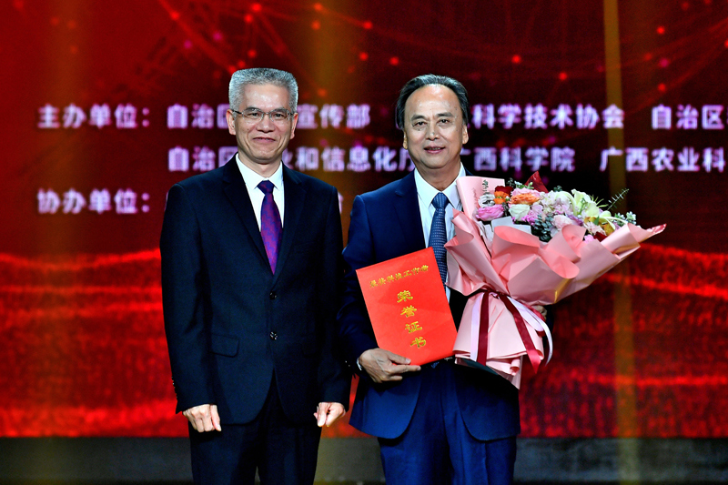 邓家刚与颁奖领导合影