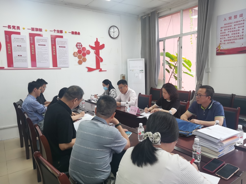 纪委书记覃宇环主持针灸推拿学院教师座谈会场.jpg