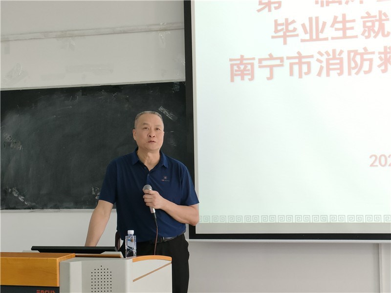 第一临床医学院党委副书记、副院长钟远鸣讲话