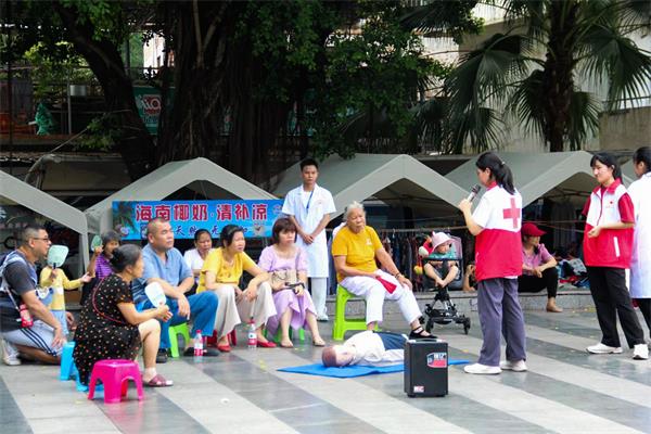 红十字会同学给居民演示急救法