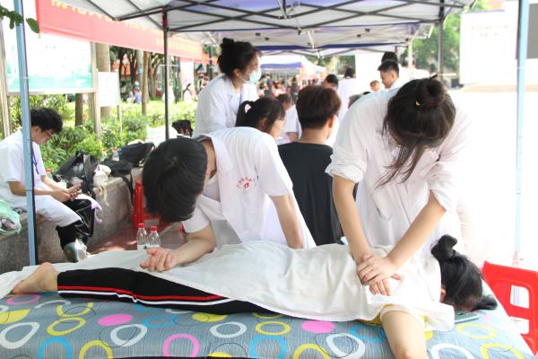 手法协会同学为居民按摩