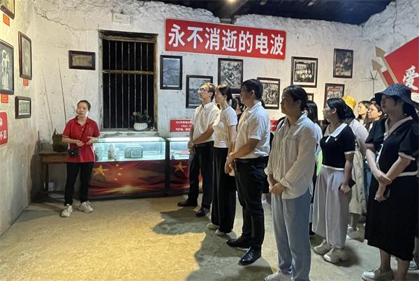 参观原306部队遗址