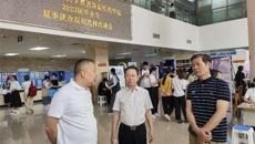 赛院领导深入双选会现场指导毕业生就业
