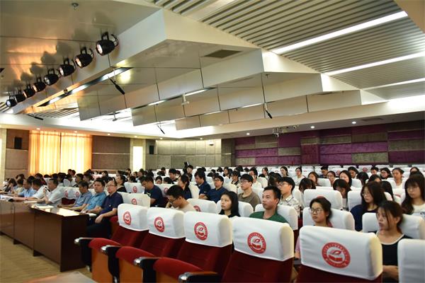 党员师生认真听讲