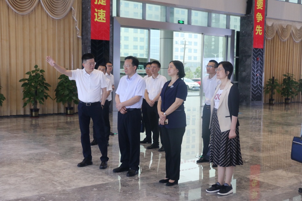 一群人站在墙边
描述已自动生成