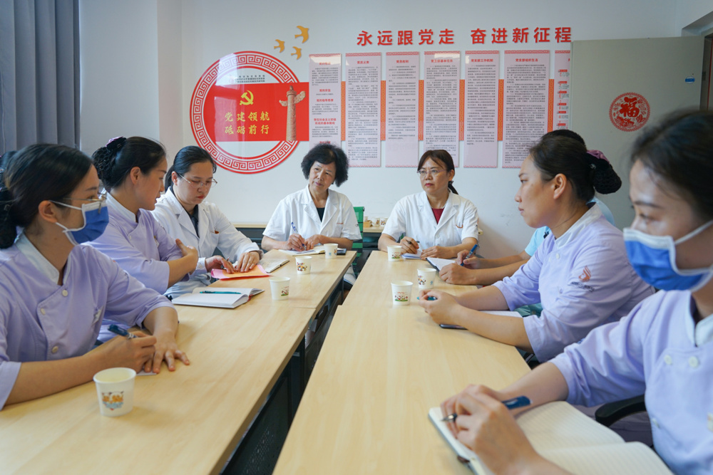 总结会上，杨连招现场教授、指导