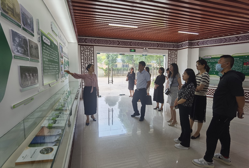 参观教学成果展